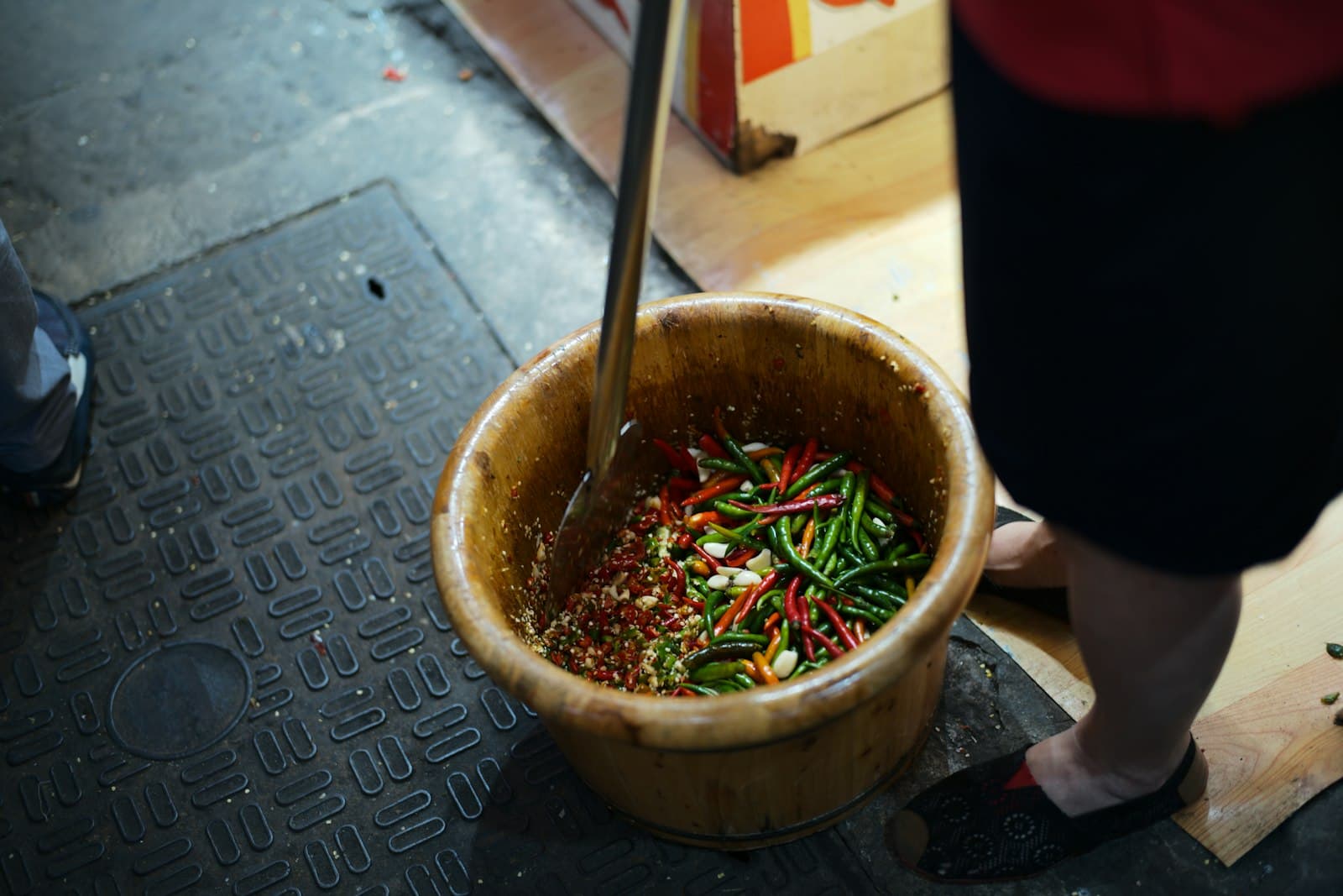 Sambal diulek di cobek