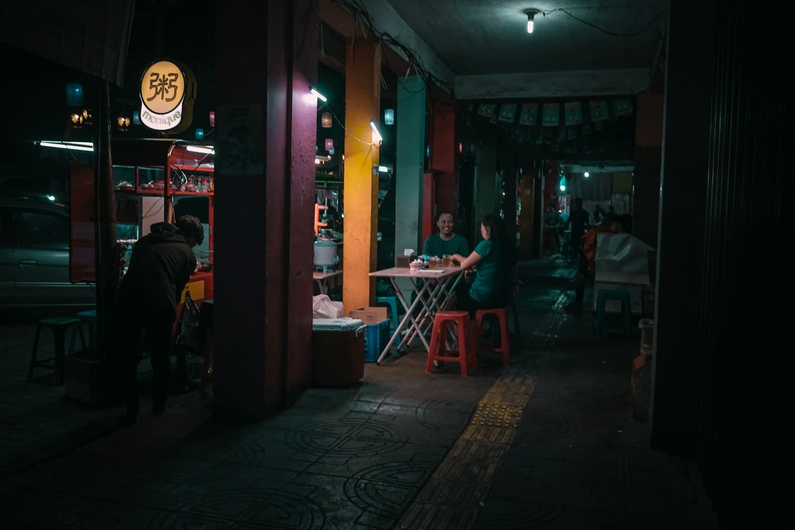 Kursi plastik, obrolan panjang